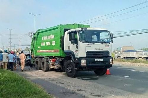 Ô tô và xe chở rác va chạm trên quốc lộ 1, ba người thương vong