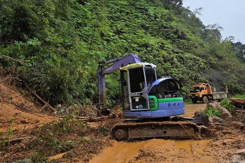 Quảng Ngãi: Mưa lũ gây sạt lở nghiêm trọng, giao thông chia cắt
