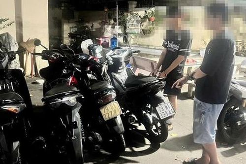 Để xe máy trên vỉa hè đi tắm biển, nhiều khổ chủ tá hỏa vì xe 'bốc hơi'