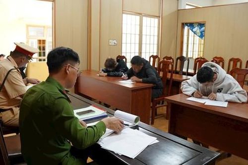 Công an Lâm Đồng xử lý nhóm thiếu niên bốc đầu xe máy, đăng clip lên mạng xã hội