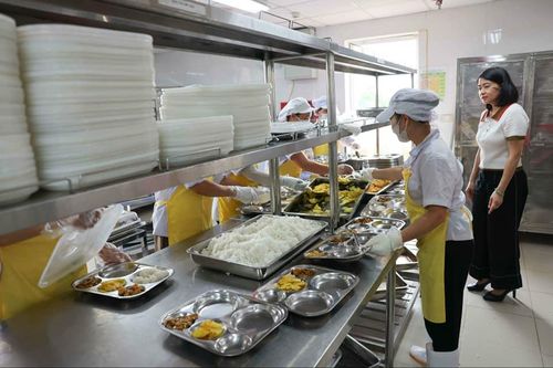 Phụ huynh Hà Nội nhẹ gánh khi con được hỗ trợ bữa ăn bán trú