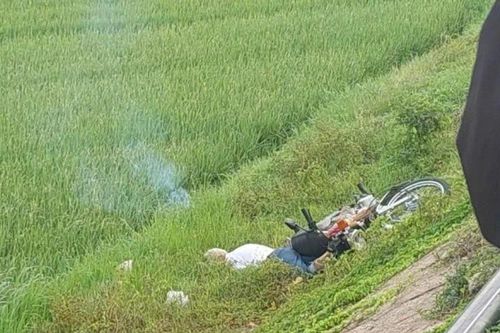Thi thể người đàn ông cùng xe mô tô bên mép ruộng, nghi do tai nạn giao thông