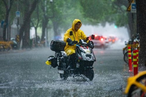 Trung Quốc sơ tán hơn 80.000 cư dân ở thủ đô do mưa lũ