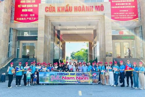 Đoàn khách du lịch đầu tiên qua cửa khẩu Hoành Mô – Động Trung