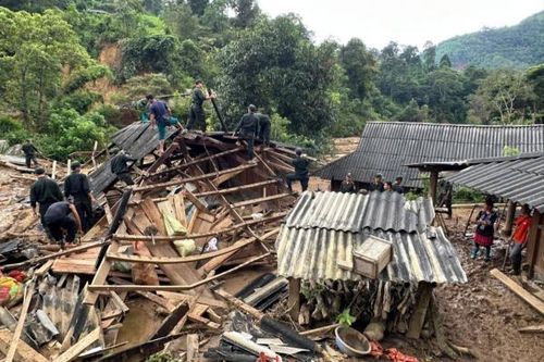 Dầm mình trong bùn đất, giúp dân khắc phục hậu quả mưa lũ