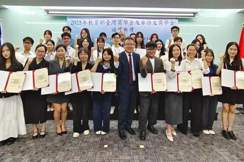 Học sinh Việt Nam được trao nhiều học bổng du học