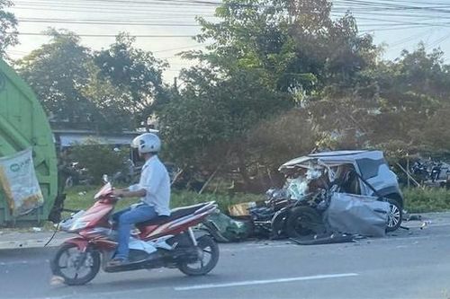 Húc vào đuôi xe chở rác, hai người ngồi trên ô tô con tử vong