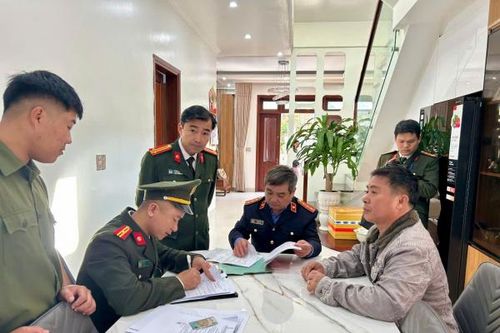Làm giả hàng loạt giấy phép lái xe, 2 bị cáo lãnh án