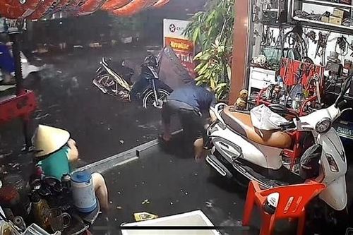 TP Hồ Chí Minh: Mưa lớn, đường ngập nhiều người tan ca mắc kẹt