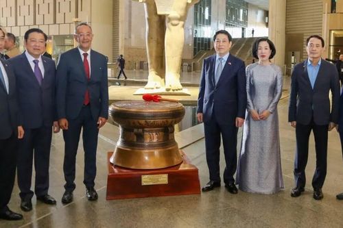 Chủ tịch nước và Phu nhân thăm Đại Bảo tàng Ai Cập