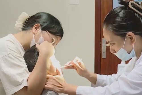 Trẻ nhập viện tăng do thời tiết nắng nóng