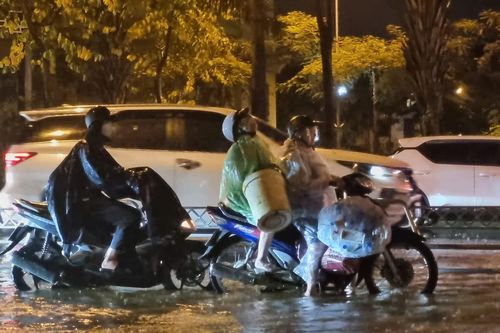 Hà Nội đón mưa giải nhiệt, nhiều tuyến phố ngập úng