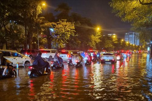 Mưa lớn trút xuống Hà Nội, nhiều tuyến đường ngập sâu