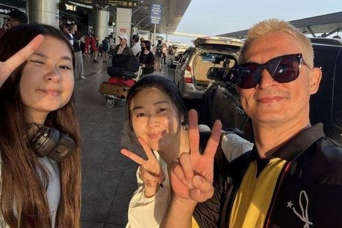 Huy Khánh ngoại hình khác lạ đi tiễn vợ cũ và con gái rời Việt Nam, luyến tiếc tạm biệt ái nữ là bản sao của bố