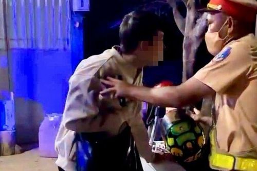 Cảnh sát giao thông dùng xe đặc chủng đưa người bị đau tim đi cấp cứu kịp thời