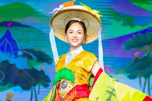 Thu Quỳnh xuất hiện với diện mạo lạ trên sàn catwalk