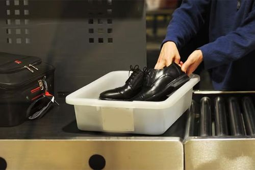 Thời công nghệ hiện đại, sao vẫn bắt cởi thắt lưng, giày kiểm tra an ninh ở sân bay?