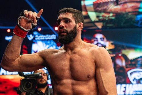Bị võ sĩ Iran đấm bất tỉnh, cao thủ MMA nhận thêm đòn 'trời giáng' của trọng tài