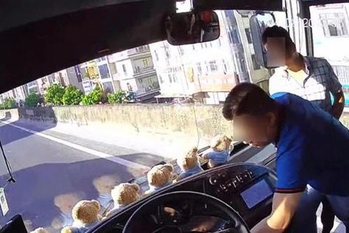 Hà Nội: Tạm giữ người rút chìa khóa xe khách trên đường Vành đai 3