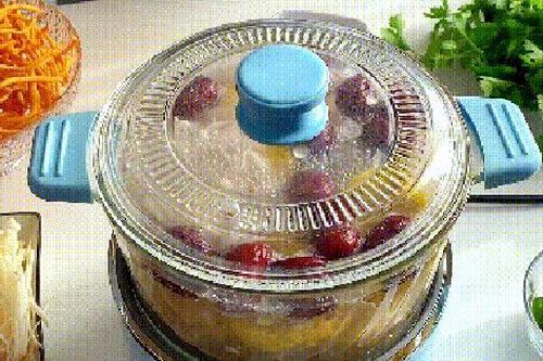 Chỉ cần 2 trái dừa và 1 con gà: Bữa lẩu bổ dưỡng tại nhà khiến nhà hàng phải chào thua