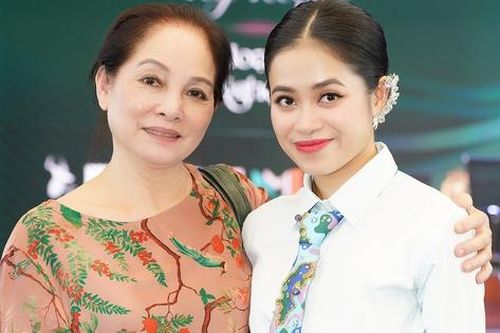 Nữ ca sĩ xứ Nghệ mang quân hàm Đại úy làm liveshow để nhìn lại chặng đường 15 năm với âm nhạc
