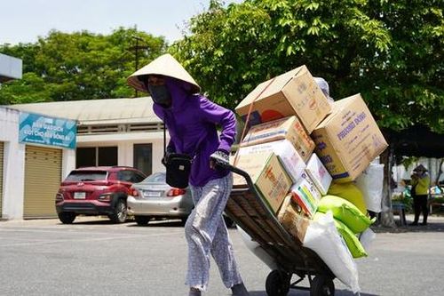 Người lao động chật vật mưu sinh giữa nắng nóng gay gắt, làm gì để phòng sốc nhiệt?