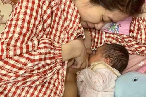 Vì sao sữa mẹ là 'thuốc miễn dịch' cho trẻ dưới 6 tháng?