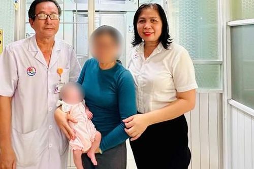 Cháu bé bị bỏ rơi được các y bác sĩ cứu chữa, chăm sóc và chuyển đến mái ấm mới