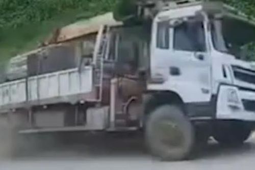 Lật xe tải trên quốc lộ, chủ sạp hàng ven đường gặp nạn