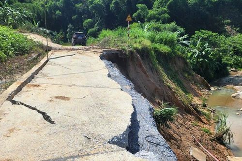 Đường vào Sa Ná bị sạt lở nghiêm trọng