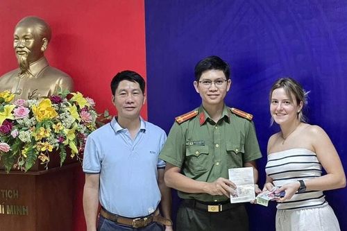 Đà Nẵng: Nhiều du khách nước ngoài được giúp tìm lại tài sản thất lạc