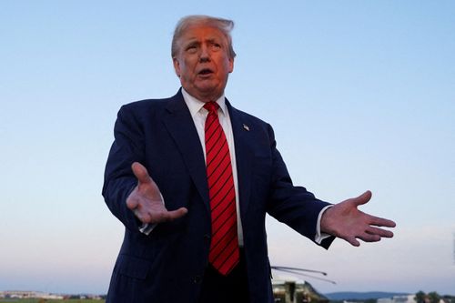 Ông Trump cáo buộc ngân hàng Mỹ 'bắt tay chính quyền Biden'