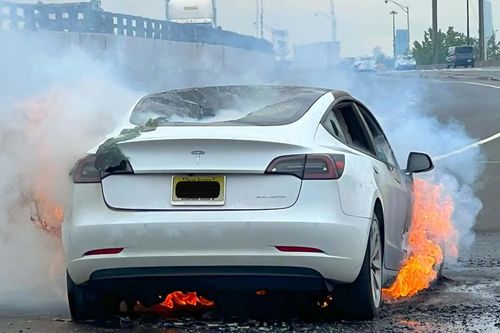 Xe điện có thực sự cháy nhiều hơn xe xăng?