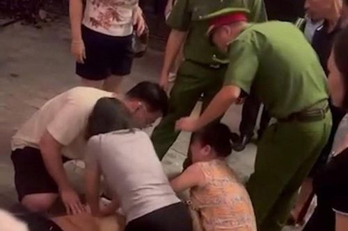 Khoảnh khắc nữ điều dưỡng ép tim cứu thanh niên bất tỉnh ở Ninh Bình