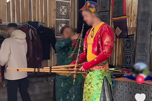 Tranh cãi đàn ông Tây mặc váy phụ nữ H'Mông ở Hà Giang