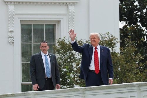 Ông Trump leo lên nóc Nhà Trắng, nói đùa về tên lửa