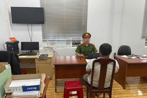 Thấy con rể bị kiểm tra, bố vợ cầm dao đe dọa cảnh sát giao thông