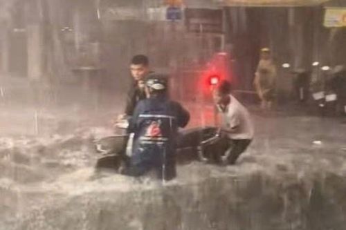 3 thanh niên lao ra giúp người lạ té xe trong mưa lớn ở TP.HCM