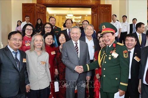 Tổng Bí thư Tô Lâm gặp mặt đại biểu trí thức, nhà khoa học, văn nghệ sĩ