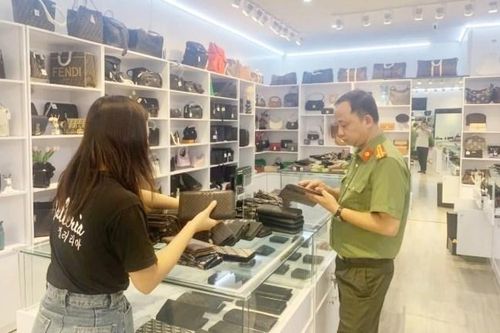 Phát hiện hàng loạt sản phẩm giả mạo thương hiệu tại Hà Nội