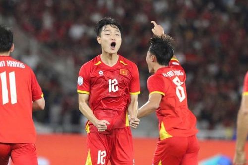 Tuyển trẻ Việt Nam thắng đậm 5-0 trước Singapore, vươn lên dẫn đầu bảng vòng loại giải châu Á.