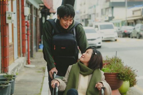 Từ 'Mai' đến 'Mang mẹ đi bỏ': Tuấn Trần và Hồng Đào tái hợp có tạo nên kỳ tích phòng vé?