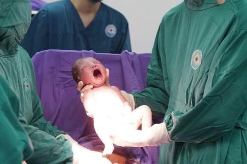 Vượt biển mưa giông, bác sĩ kịp thời đưa sản phụ khó sinh ở đảo về bờ an toàn