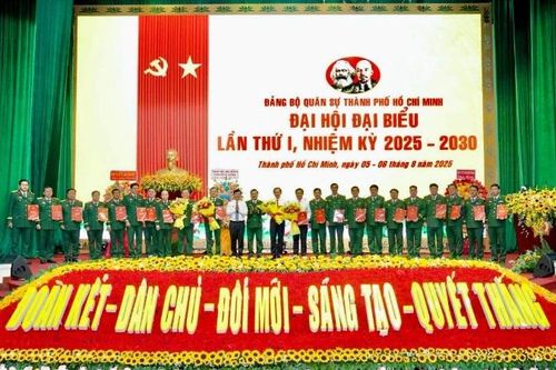 Xây dựng lực lượng vũ trang Thành phố Hồ Chí Minh vững mạnh toàn diện