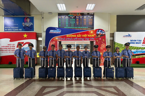 Nhân viên đường sắt trả lại tài sản bỏ quên cho hành khách