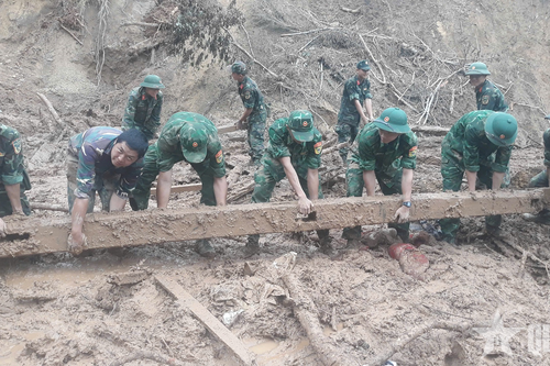 Bộ đội dốc sức giúp dân khắc phục hậu quả mưa lũ