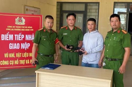 Người dân giao nộp vũ khí nóng