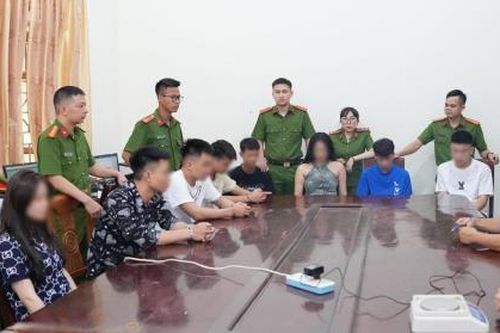 Nhạc tắt, 'lắc bạc' tra tay!