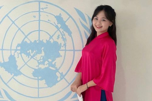 Lớn lên với ước mơ đứng dưới ánh đèn sân khấu, nữ sinh Học viện Ngoại giao quyết tâm theo đuổi đam mê