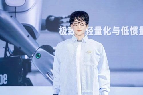 Robot đẹp trai đầu tiên trên thế giới đi học tiến sĩ nghệ thuật